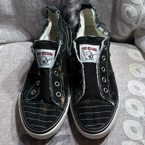 TRUE RELIGION SLIP ON BLACK AND WHITE SNEAKERS SIZE 8.5